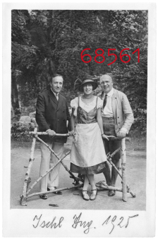 Fritz Löhner-Beda (right), his wife, Helene, 
'and his father-in-law, Jakob Jelllinek (left), 
'Bad Ischl, 1925
'© Jack Jellins